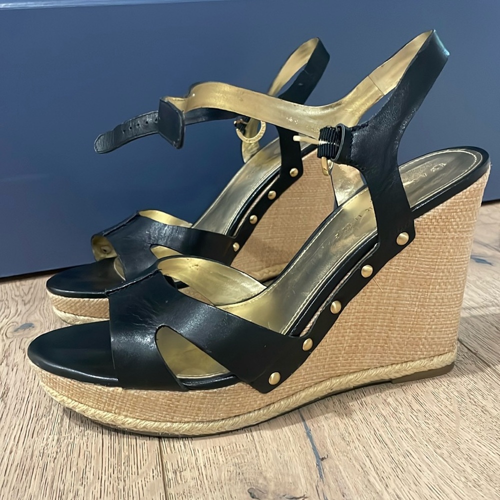 Black wedges